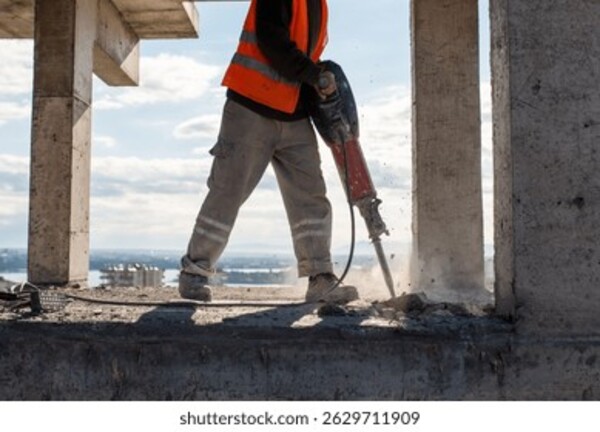 <b>足球场地施工与维护服务</b>